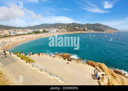 Vista dal castello delle Muralles de Tossa de Mar del XII secolo sulla spiaggia sabbiosa e sulla città imbiancata di Tossa de Mar, Spagna, regione della Costa Brava. Foto Stock