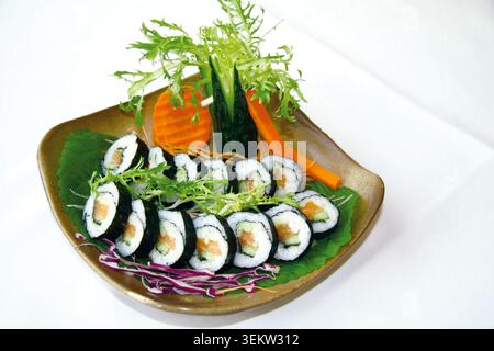 Rotoli di riso alle alghe marine in stile coreano placcati con modanatura Foto Stock