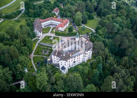 Vista aerea dal drone del castello Ambras (castello di Ambras) a Innsbruck, in Tirolo, che mostra le caratteristiche metà gemelle del castello rinascimentale: Il prominente Upper Foto Stock