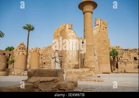 Colonne e statue antiche all'interno del cortile del tempio di Karnak Luxor Egitto Foto Stock