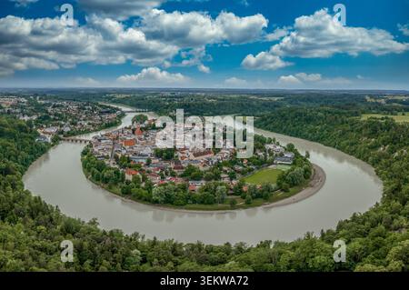 Spettacolare vista aerea con drone di Wasserburg am Inn nell'alta Baviera, Germania, con la storica città vecchia adagiata su una penisola completamente circondata da un Foto Stock