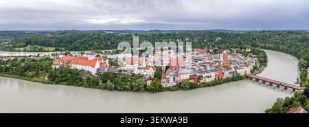 Ampio panorama aereo con drone di Wasserburg am Inn nell'alta Baviera, Germania, che guarda attraverso l'intero anello a ferro di cavallo del fiume Inn che avvolge il fiume Foto Stock
