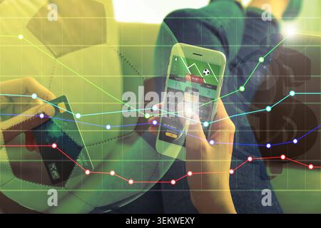 persona che colloca una scommessa di calcio online con smartphone e carta di credito sulla palla da calcio, interfaccia app di scommesse sportive dal vivo, concetto di investimento nel gioco d'azzardo wi Foto Stock