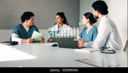 Tablet, workshop e discussione con i medici in ufficio per parlare, pianificare interventi chirurgici e ricerche. Medico, pianificazione e consigli con le persone dentro Foto Stock