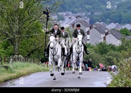 Come preludio al giorno principale, un inseguimento il giorno prima, vede i cavalieri al galoppo lungo i Nipknowes che si dirigono verso la capanna, St Leonards. Jordan Nuttall, Cornet, porta la bandiera "Unbused" Banner Blue. Affiancato dal suo Jack Scott (Cornet 2025), Hawick Common Riding Right Hand Man 2026 e Ryan Nichol, (Cornet 2024), Hawick Common Riding Left Hand Man 2026. L'Hawick Common Riding è il primo dei Border Common Ridings e celebra sia la cattura di una bandiera inglese, da parte dei giovani di Hawick nella schermaglia militare di Hornshole nel 1514, sia l'antica usanza di cavalcare le marce Foto Stock