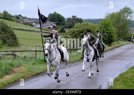 Come preludio al giorno principale, un inseguimento il giorno prima, vede i cavalieri al galoppo lungo i Nipknowes che si dirigono verso la capanna, St Leonards. Jordan Nuttall, Cornet, porta la bandiera "Unbused" Banner Blue. Affiancato dal suo Jack Scott (Cornet 2025), Hawick Common Riding Right Hand Man 2026 e Ryan Nichol, (Cornet 2024), Hawick Common Riding Left Hand Man 2026. L'Hawick Common Riding è il primo dei Border Common Ridings e celebra sia la cattura di una bandiera inglese, da parte dei giovani di Hawick nella schermaglia militare di Hornshole nel 1514, sia l'antica usanza di cavalcare le marce Foto Stock