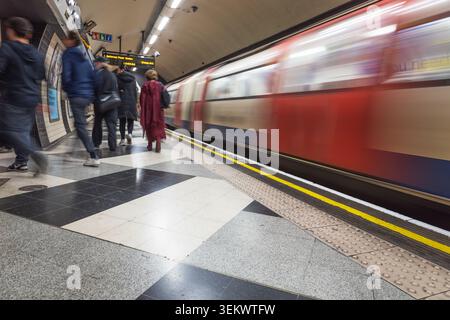 Treno della metropolitana di Londra che supera i passeggeri sul binario. Londra, Regno Unito, 5 ottobre 2024 Foto Stock