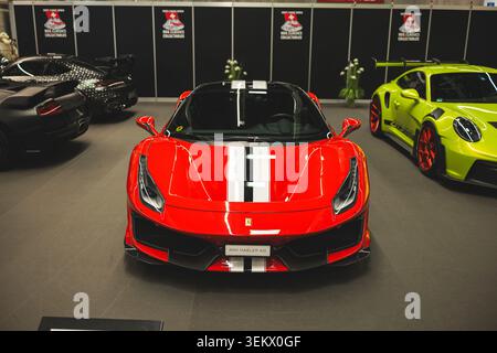 Lucerna, Svizzera, 30 maggio 2026. Una Ferrari 488 pista rossa ad alte prestazioni con strisce bianche da corsa è esposta al chiuso alla Messe Luzern durante il Foto Stock
