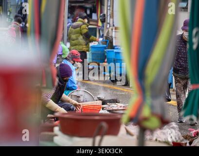 Le fredde scene del mercato invernale al mercato Seoho di Tongyeong a xhddudtlwkd 1.jpg, xhddudtlwkd 3.jpg e xhddudtlwkd.jpg mostrano venditori di anziani che vendono locali Foto Stock