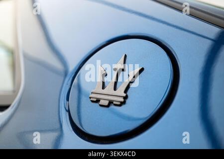 Lucerna, Svizzera, 30 maggio 2026. Un primo piano dettagliato mette in risalto il logo del tridente grigio opaco montato sullo sportellino circolare dello sportello del bocchettone di rifornimento carburante di un metallo metallico Foto Stock