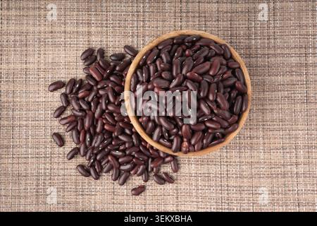Fagioli rossi secchi. Pelo di fagioli crudi, legumi crudi o fagioli rossi, rajma. Vista dall'alto di Phaseolus vulgaris, ingrediente leguminoso per insalata Foto Stock