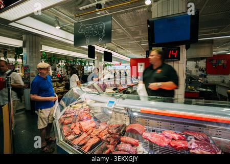 Commercio nel mercato locale del fieno Hotorget a Stoccolma, Svezia. Banco macelleria con carne fresca al mercato Hotorget di Stoccolma, Svezia Foto Stock