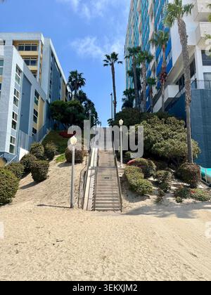 Scale di accesso alla spiaggia al South 14th Place, Long Beach, CA, USA, giugno 2024 Foto Stock