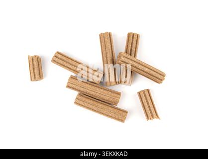 Bastoncini da masticare Rawhide per cani isolati, igiene orale cibo per cani, collagene secco kibble pressato, trattamenti dentali canini su sfondo bianco vista dall'alto Foto Stock
