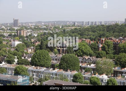 Vista aerea dell'Holland Park di Londra, Regno Unito. Guardando verso est, Holland Park (centro a destra), Trellick Tower (in alto a sinistra). Preso dal tetto di Olympia. Foto Stock