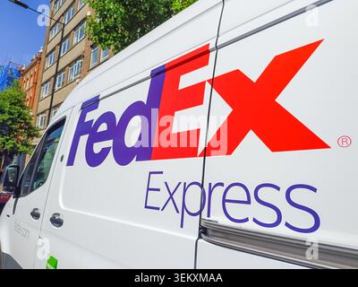 Furgone FedEx Express parcheggiato su una strada. Londra, Regno Unito, 8 maggio 2024 Foto Stock