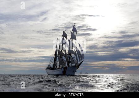 USCG Barque Eagle all'inizio della corsa delle navi alte Sail Boston del 2017 Foto Stock