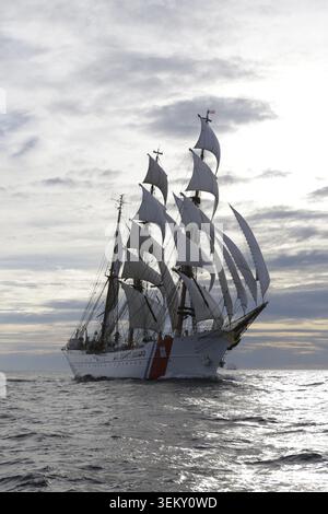 USCG Barque Eagle all'inizio della corsa delle navi alte Sail Boston del 2017 Foto Stock