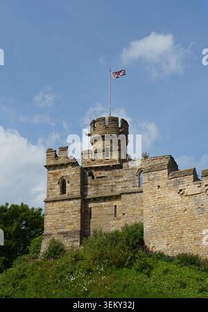Storico castello normanno dell'XI secolo a Lincoln, Inghilterra, caratterizzato da mura medievali, una prigione vittoriana e sede della Magna carta del 1215. Foto Stock
