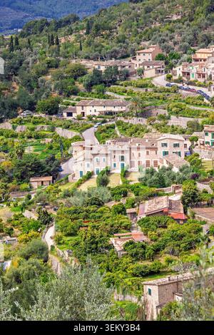 Vista aerea delle case residenziali in un villaggio di montagna a Maiorca Foto Stock
