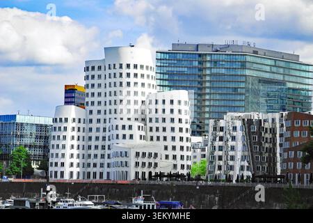 Frank O. Gehry Bauten am Medienhafen *** edifici Frank o Gehry al Medienhafen Foto Stock