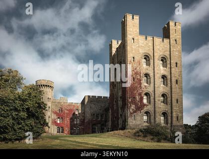 La luce del mattino presto cattura una delle torrette del castello di Penrhyn a Bangor, nel Galles del Nord Foto Stock