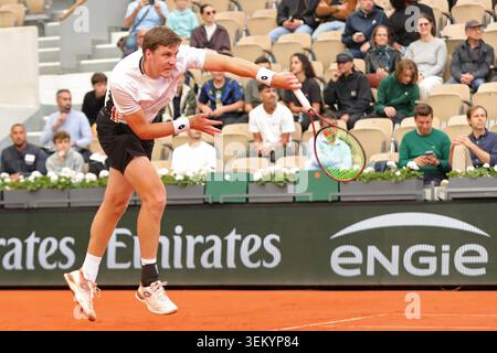 Roland Garros, Parigi, Francia. 4 giugno 2026. Open di tennis francese 2026, giorno 17; Henry Patten (GBR) serve al suo avversario credito: Action Plus Sports/Alamy Live News Foto Stock
