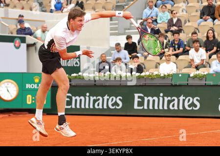 Roland Garros, Parigi, Francia. 4 giugno 2026. Open di tennis francese 2026, giorno 17; Henry Patten (GBR) serve al suo avversario credito: Action Plus Sports/Alamy Live News Foto Stock