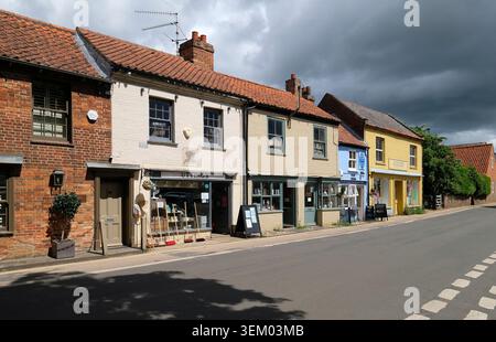 fila di negozi a burnham market, norfolk settentrionale, inghilterra Foto Stock
