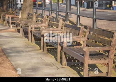 Fila di panche commemorative a Richmond Hill a Richmond upon Thames, Greater London Foto Stock