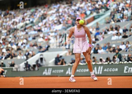 Parigi, Francia. 4 giugno 2026. Mirra Andreeva durante il suo match contro l'Ucraina Marta Kostyuk sul campo Philippe Chatrier nella semifinale del torneo singolare al torneo di tennis Open di Francia 2026 al Roland Garros il 4 giugno 2026, a Parigi, in Francia. Foto di Franck Castel/ABACAPRESS.COM credito: Abaca Press/Alamy Live News Foto Stock