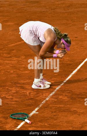 Parigi, Francia. 4 giugno 2026. Mirra Andreeva durante il suo match contro l'Ucraina Marta Kostyuk sul campo Philippe Chatrier nella semifinale del torneo singolare al torneo di tennis Open di Francia 2026 al Roland Garros il 4 giugno 2026, a Parigi, in Francia. Foto di Franck Castel/ABACAPRESS.COM credito: Abaca Press/Alamy Live News Foto Stock