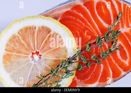 Bistecca di salmone fresco con primo piano al limone e al timo Foto Stock