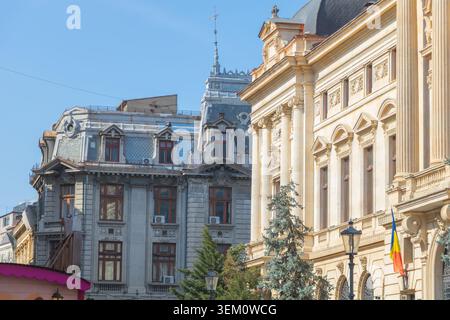 Splendida vista degli edifici storici nel centro di Bucarest, Romania, che mostrano elegante architettura neoclassica - Bucuresti, Romania - 15 marzo 2026. Foto Stock