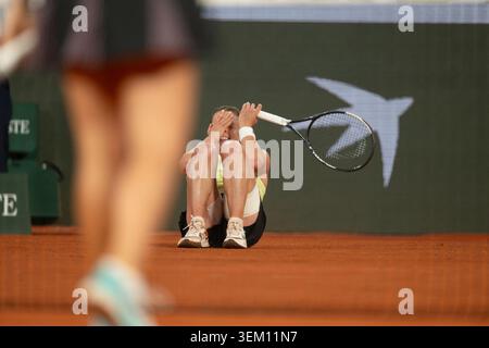 La Polonia Maja Chwalinska celebra la vittoria del match point contro Diana Shnaider nella semifinale di Women's Singles il giorno dodici dell'Open di Francia 2026 al Roland Garros il 4 giugno 2026 a Parigi. Foto di Laurent Zabulon/ABACAPRESS.COM credito: Abaca Press/Alamy Live News Foto Stock
