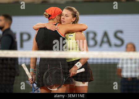 La Polonia Maja Chwalinska celebra la vittoria del match point contro Diana Shnaider nella semifinale di Women's Singles il giorno dodici dell'Open di Francia 2026 al Roland Garros il 4 giugno 2026 a Parigi. Foto di Laurent Zabulon/ABACAPRESS.COM credito: Abaca Press/Alamy Live News Foto Stock