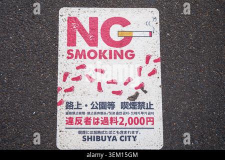 Tokyo, Giappone - 13 aprile 2026: Cartello vietato fumare sul marciapiede della città di Shibuya Tokyo Giappone Foto Stock