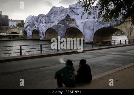 Parigi, Francia, 4 giugno 2026. Il vento danneggia l’installazione artistica «la Caverne du Pont Neuf» dell’artista francese JR, che attualmente trasforma il ponte più antico di Parigi, il Pont Neuf, in una grotta rocciosa monumentale e illusoria. L'apertura pubblica dell'impianto, prevista per sabato 6 giugno, è stata rinviata a tempo indeterminato. A Parigi, in Francia, il 4 giugno 2026. Crediti fotografici: Jeremy Sutton-Hibbert/Alamy Live News. Foto Stock