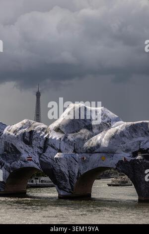 Parigi, Francia, 4 giugno 2026. Il vento danneggia l’installazione artistica «la Caverne du Pont Neuf» dell’artista francese JR, che attualmente trasforma il ponte più antico di Parigi, il Pont Neuf, in una grotta rocciosa monumentale e illusoria. L'apertura pubblica dell'impianto, prevista per sabato 6 giugno, è stata rinviata a tempo indeterminato. A Parigi, in Francia, il 4 giugno 2026. Crediti fotografici: Jeremy Sutton-Hibbert/Alamy Live News. Foto Stock