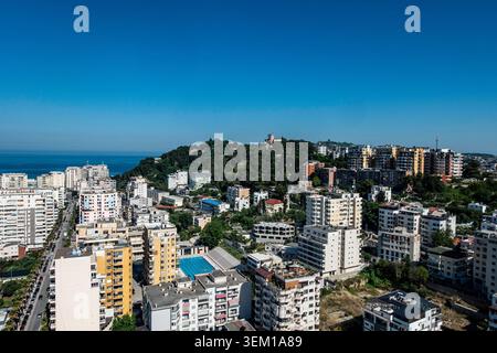 Una veduta elevata del paesaggio urbano di condomini, una piscina all'aperto e la Villa reale di Durrës su una collina boscosa a Durrës, Albania. Foto Stock