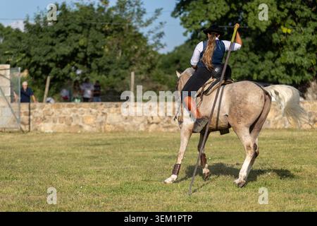 Donna che esegue la tecnica Garrocha tradizionale nella Spanish Horse Training Arena Foto Stock