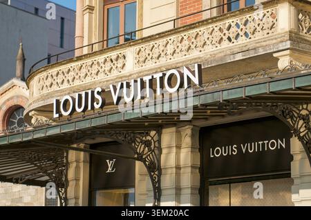 Lugano, Ticino, Svizzera - 24 maggio 2026: Primo piano dei prestigiosi cartelli aziendali Louis Vuitton sull'esterno di un flagship store. Vendita al dettaglio di fascia alta Foto Stock
