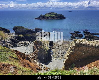 La fotografia mostra la pittoresca isola di marea di Arch Ile de l'Aber nella Baia di Douarnenez sulla costa atlantica della Bretagna. L'isola rocciosa coperta Foto Stock