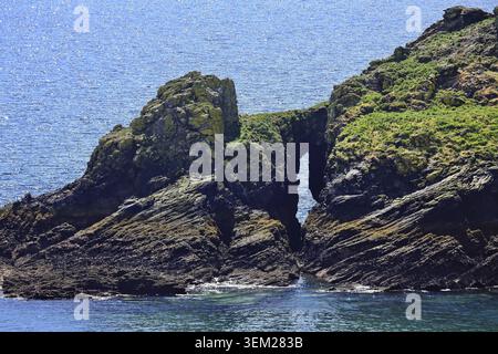 La fotografia mostra la pittoresca isola di marea di Arch Ile de l'Aber nella Baia di Douarnenez sulla costa atlantica della Bretagna. L'isola rocciosa coperta Foto Stock