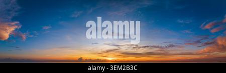 Ampia vista panoramica di uno splendido cielo al tramonto sull'oceano come sfondo o texture Foto Stock