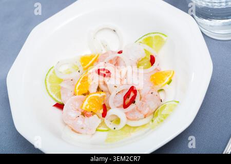 Ceviche di gamberi con lime, mandarino e peperoncino Foto Stock