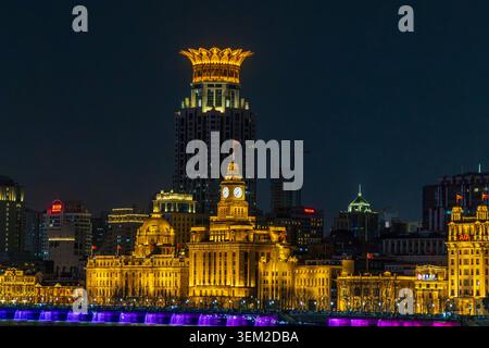 Il lungomare del Bund di notte con la Customs House e l'edificio con la cima della corona illuminata drammaticamente, Shanghai, Cina Foto Stock