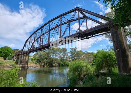 Un vecchio ponte in acciaio sul fiume Murrumbidgee. A Gundagai, NSW, Australia. Foto Stock