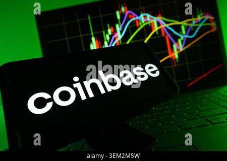 Logo Coinbase Cryptocurrency Exchange Platform visualizzato su Una schermata con Un grafico delle azioni in tempo reale sullo sfondo Foto Stock