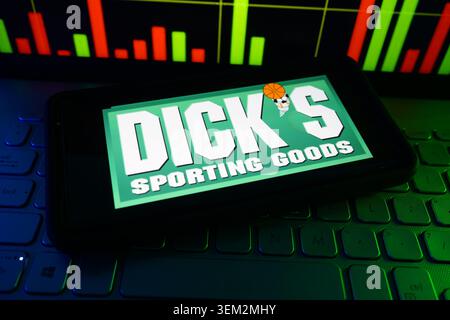 Logo Dick's Sporting Goods leader americano Omnichannel Sporting Goods and Athletic Apparel Retailer sullo schermo del telefono cellulare con grafico del mercato azionario Foto Stock